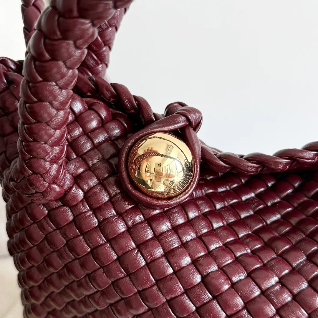 Batch 3760 BV collectible small woven handbags are really YYDS!! Bottega Veneta’s most classic small woven handbags are back! ! We use the highest quality leather with the highest craftsmanship❤️ to create the most expensive works. We have created the Intrecciato leather weaving process❤️ This unique traditional exclusive leather weaving method has not only become our logo but also reflects the time-consuming and labor-intensive craftsmanship of our products❤️ The new TOSCA handbag must be a selection worth collecting🆕 Style number: 776755 Size: 20*15.5*7cm